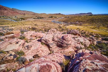 Las Vegas yakınlarındaki canlı Red Rock Kanyonunu keşfedin. Pembe kumtaşı katmanlarını, manzaralı çöl manzaralarını ve engin mavi gökyüzünün altında maceracı Grand Staircase Trail 'i keşfedin. Yolculuk için mükemmel.