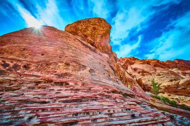 Calico, Las Vegas 'ta yükselen kırmızı kaya oluşumlarının nefes kesen görüntüsüyle doğaya hayret. Parlak mavi bir çöl manzarasının canlı renkleri ve dingin görkemiyle tadını çıkarın.