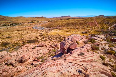Las Vegas yakınlarındaki Grand Staircase Trail 'in nefes kesici Kızıl Kaya oluşumlarını araştırın. Bu canlı çöl manzarası macerayı davet ediyor ve Nevada 'daki doğanın ebedi güzelliğini yakalıyor..