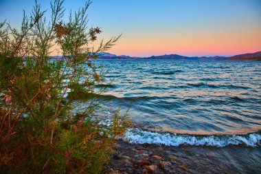Nevada 'nın sakin sularında güneş batarken Mead Gölü' ndeki sükuneti tecrübe edin. Pastel gökyüzü ve yumuşak dalgalar barışçıl bir kaçış yaratır, doğa severler ve günbatımı arayanlar için mükemmel..