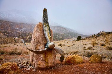 Nevada, Charleston Dağı 'ndaki bir kayaya gömülü kadim bir uçak pervanesi engebeli ve puslu dağların arasında tarihe bir kanıt olarak duruyor. Doğanın ve unutulmuş teknolojinin çarpıcı bir karışımı..