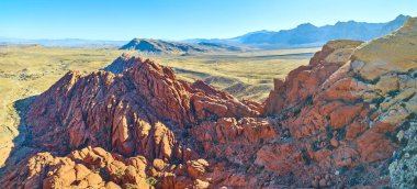 Nevada 'daki Kızıl Kaya Kanyonu' nun canlı kumtaşı oluşumlarının nefes kesici hava manzarasını deneyin. Seyahat ve macera meraklıları için mükemmel doğal güzellik ve sükunet arayışı.