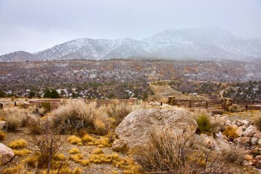 Charleston Dağı 'ndaki Nevada çöl manzarasının huzur veren güzelliğini keşfedin. Engebeli arazi ve karla kaplı zirveler Las Vegas yakınlarında sakin bir kaçış sunuyor. Maceracılar ve doğa severler için mükemmel..