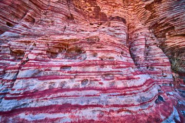 Las Vegas Nevada 'daki kırmızı ve beyaz kaya oluşumlarının çarpıcı güzelliğini keşfedin. Jeoloji meraklıları ve macera arayanlar için mükemmel bir zemin.