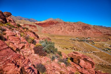 Las Vegas yakınlarındaki Red Rock Kanyonu 'nun nefes kesici güzelliğini tecrübe edin. Grand Staircase Trail 'in engebeli manzaralarını keşfedin. Amerika' nın güneybatısındaki parlak mavi gökyüzünün altında..