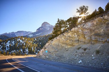 Nevada, Charleston Dağı 'nın huzur veren güzelliğini keşfedin. Dolambaçlı bir yol, karlı tepeler ve gür çam ormanları arasında maceraya davetiye çıkarır. Altın saatinde doğa aşıkları için mükemmel..