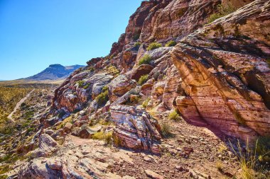 Las Vegas Nevada 'daki Grand Staircase Patikası' nın nefes kesici güzelliğini keşfedin. Çarpıcı kırmızı kaya oluşumları ve canlı çöl renkleri açık mavi gökyüzü altında maceraya ve dehşete yol açar..