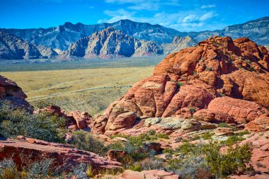 Las Vegas yakınlarındaki Red Rock Kanyonu 'nun görkemli güzelliğini keşfedin. Büyük Merdiven Yolu 'ndaki berrak mavi gökyüzünün altında parlak kumtaşı kayalıkları ve engebeli dağ sıraları hayret verici..