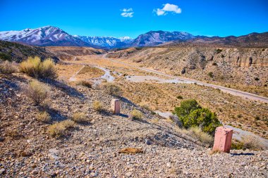 Nevada Çölü 'nün engebeli güzelliğini görkemli karlı tepelere uzanan virajlı toprak bir yol ile keşfedin. Las Vegas yakınlarındaki bu yüksek irtifada huzur ve macera keşfedin..