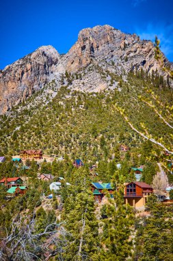 Nevada, Charleston Dağı 'ndaki sürdürülebilir bir dağ inzivasında sükuneti tecrübe edin. Bu büyüleyici dağcı topluluğu nefes kesen doğal güzellikler arasında çevre dostu bir yaşam sunuyor. Tam oldu.