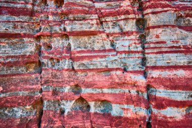 Las Vegas, Nevada 'daki Calicos Red Rock' ın büyüleyici katmanlarını keşfedin. Bu çarpıcı tortul oluşum, doğanın sanatsal özelliklerini canlı kırmızı ve beyaz bantlarla sergiliyor. Jeoloji için mükemmel.