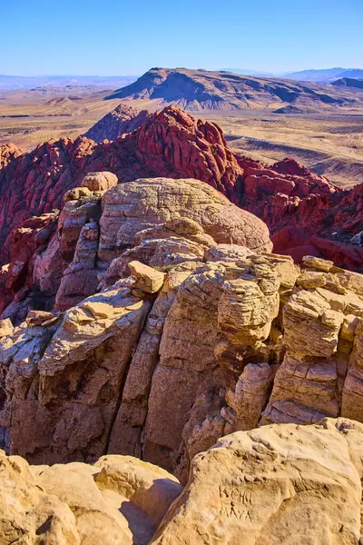 Nevada Red Rock Kanyonu 'nun engebeli güzelliğini keşfedin. Parlak mavi gökyüzünün altındaki zengin kırmızı ve bronzlaşmış jeolojik oluşumlar, Calico Tank Yolu 'ndaki macera arayanlar için mükemmel..