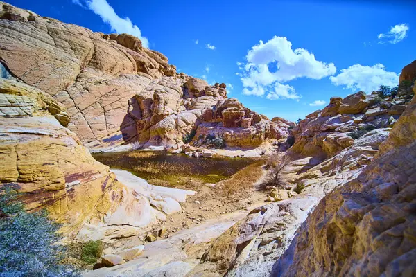 Las Vegas, Nevada 'daki Calico Tanklarının sükunetini keşfedin. Engebeli kızıl kaya oluşumlarının güneşli güzelliğinin tadını çıkarın ve sakin bir gölet, doğaya mükemmel bir kaçış zamansız kucaklaşma..