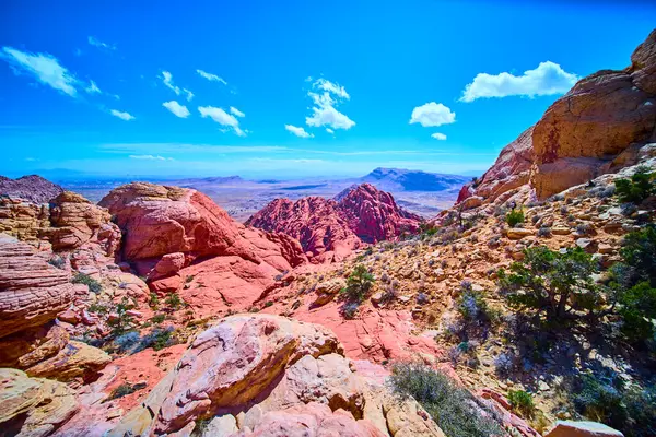 Las Vegas yakınlarındaki Red Rock Kanyonu kumtaşı oluşumlarının canlı renklerinin tadını çıkarın. Nevada Calico Tanklarının ve açık mavi gökyüzünün altındaki uçsuz bucaksız Mojave Çölü 'nün engebeli güzelliğini keşfedin. Macera bekliyor..