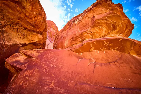 Nevada 'daki Moapa Vadisi' nin Ateş Vadisi 'nde kırmızı kayalara oyulmuş antik taşları keşfedin. Güneybatı Amerika 'nın zengin kültürel mirasının bir kanıtı..