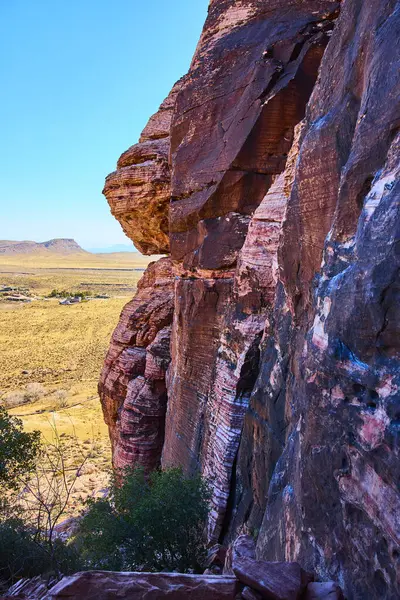 Nevada Grand Staircase Trail 'deki Kızıl Kayalıklar' ın engebeli güzelliğini keşfedin. Açık mavi gökyüzü altında çöl manzaralarının ve jeolojik harikaların ebedi cazibesini yakalamak..