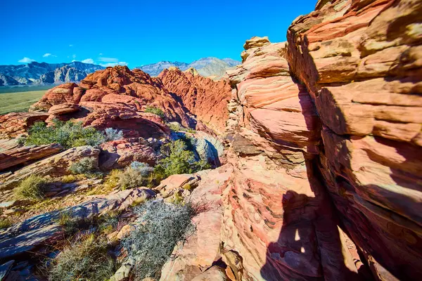 Las Vegas yakınlarındaki Kızıl Kaya Kanyonu 'nun canlı kumtaşı oluşumlarını araştırın. Büyük Merdiven Yolu ve açık mavi gökyüzü ile işaretlenmiş bu çarpıcı çöl manzarası, açık hava maceraperestlerini davet ediyor..