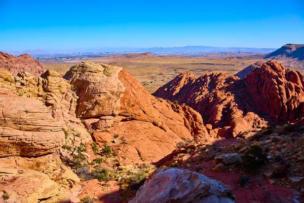 Red Rock Kanyonu 'nun parlak kumtaşı oluşumları Las Vegas yakınlarında mavi bir gökyüzünün altında parlıyor. Nefes kesici çöl manzarası ve doğal harikalar için Calico Tank Yolu 'nu keşfedin. Yolculuk için mükemmel.