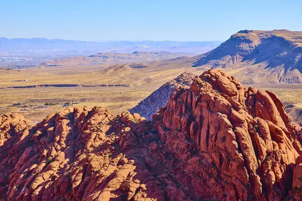 Kızıl Kaya Kanyonu, Nevada 'nın çarpıcı güzelliğini Calico Tank Yolu' ndaki engebeli kırmızı kumtaşı oluşumlarından berrak mavi gökyüzünün altındaki engin çöl manzarasına kadar araştırın. Maceracılar için mükemmel..