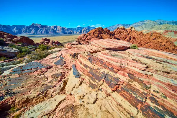 Las Vegas yakınlarındaki Grand Staircase Patikası 'ndaki Red Rock Kanyonu' nun canlı renklerini araştırın. Bu çarpıcı doğa harikası hayranlık uyandıran manzaralar ve sakin bir çöl kaçışı sunuyor..