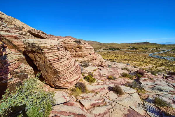 Las Vegas yakınlarındaki Grand Staircase Patikası 'nın hayranlık uyandıran güzelliğini tecrübe edin. Canlı kumtaşı oluşumlarını ve çarpıcı çöl manzaralarını keşfetmek, doğanın sanatsallığının çarpıcı bir kanıtıdır..