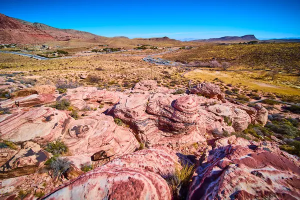 Las Vegas yakınlarındaki canlı Red Rock Kanyonunu keşfedin. Pembe kumtaşı katmanlarını, manzaralı çöl manzaralarını ve engin mavi gökyüzünün altında maceracı Grand Staircase Trail 'i keşfedin. Yolculuk için mükemmel.