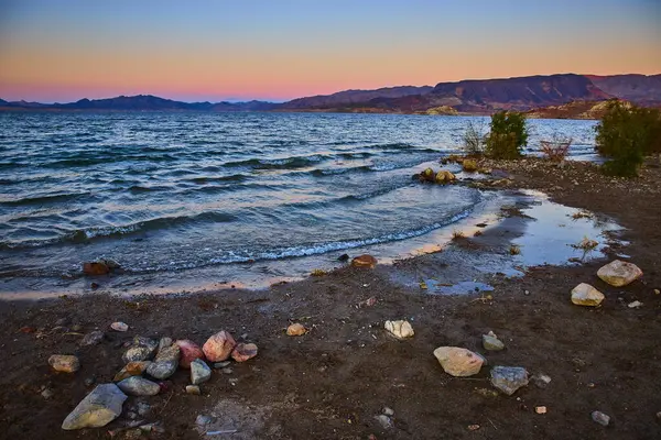Nevada, Mead Gölü 'nde sakin bir gün batımı, dokunulmamış güzellikleri yakalar. Sıcak renkler sakin suları yansıtıyor ve Boulder City yakınlarındaki bu çöl vahasından huzurlu bir kaçış sağlıyor. Sağlık için mükemmel.