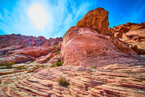 Görkemli kızıl kaya oluşumları Nevada 'daki Red Rock Kanyonu' nda parlak mavi bir gökyüzüne karşı duruyor. Doğayı tecrübe et sonsuz güzellik ve öğle güneşinin altındaki dramatik çöl manzarasını keşfet..