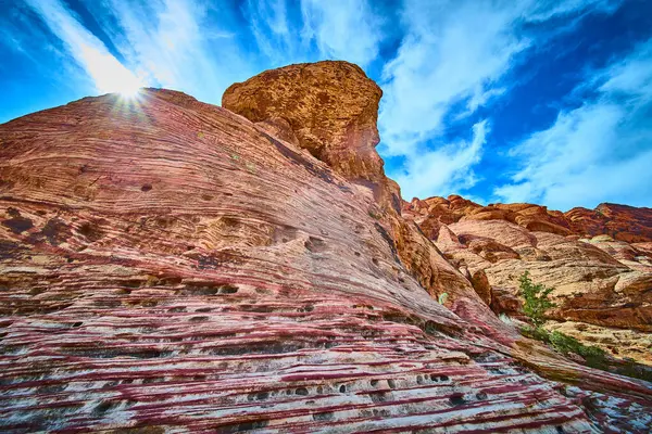 Calico, Las Vegas 'ta yükselen kırmızı kaya oluşumlarının nefes kesen görüntüsüyle doğaya hayret. Parlak mavi bir çöl manzarasının canlı renkleri ve dingin görkemiyle tadını çıkarın.