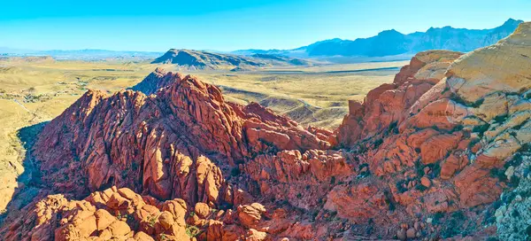 Nevada 'daki Kızıl Kaya Kanyonu' nun canlı kumtaşı oluşumlarının nefes kesici hava manzarasını deneyin. Seyahat ve macera meraklıları için mükemmel doğal güzellik ve sükunet arayışı.