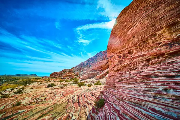 Nevada Calico bölgesindeki nefes kesici Red Rock Kanyonu 'nu keşfedin. Serin mavi gökyüzünün altındaki canlı kumtaşı oluşumlarına hayret, doğa severler ve macera arayanlar için ideal bir sahne..