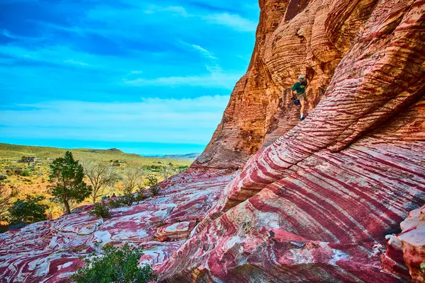 Bir dağcı Las Vegas 'taki Red Rock Kanyonu' nun canlı çizgili kaya yüzeyine saldırıyor. Yeşil gömlekli maceracı, çöl renkleriyle çelişiyor. Keşif ve doğanın ihtişamını gözler önüne seriyor..