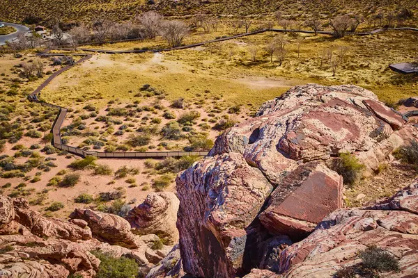 Las Vegas 'taki Grand Staircase Patikası' nın hava manzarasında kırmızı kaya oluşumları ve dolambaçlı bir yol sergileniyor. Çöl manzarasının macera ve güzelliklerini yakalamak için mükemmel..