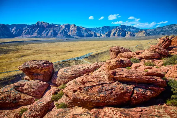 Nevada 'daki Red Rock Kanyonu' nun ebedi güzelliğini keşfedin. Engebeli kırmızı kumtaşı oluşumları ve geniş çöl manzaraları unutulmaz bir macera için dolambaçlı Grand Merdiven Yolu ile buluşuyor..