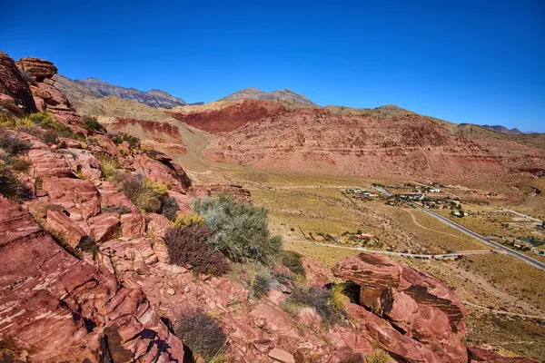Las Vegas yakınlarındaki Red Rock Kanyonu 'nun nefes kesici güzelliğini tecrübe edin. Grand Staircase Trail 'in engebeli manzaralarını keşfedin. Amerika' nın güneybatısındaki parlak mavi gökyüzünün altında..