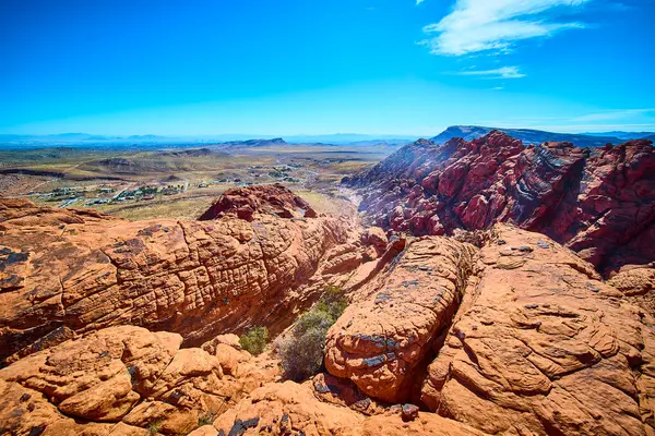 Las Vegas, Nevada yakınlarında Calico 'nun nefes kesici kızıl kaya oluşumlarını keşfedin. Bu çarpıcı çöl manzarası, açık mavi gökyüzü altında maceranın, sükunetin ve doğal güzelliğin özünü yakalıyor.