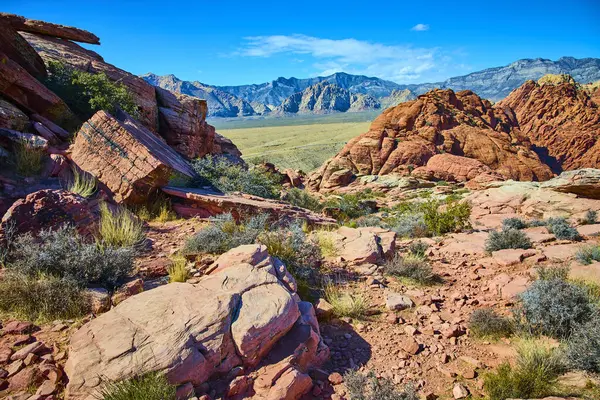 Kızıl Kaya Kanyonu, Nevada 'nın çarpıcı kızıl kaya oluşumlarını araştırın. Engebeli manzaralar canlı gökyüzü ile buluşur, Büyük Merdiven Yolu 'nda macera ve sükunet için mükemmel bir zemin oluşturur..