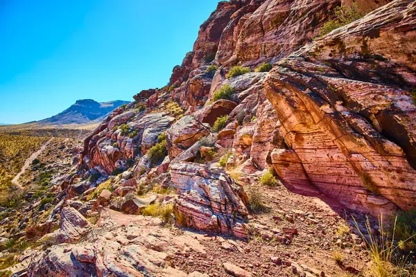 Las Vegas Nevada 'daki Grand Staircase Patikası' nın nefes kesici güzelliğini keşfedin. Çarpıcı kırmızı kaya oluşumları ve canlı çöl renkleri açık mavi gökyüzü altında maceraya ve dehşete yol açar..