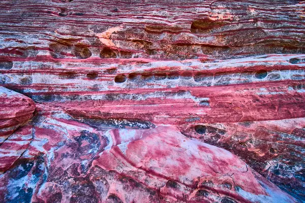 Las Vegas 'taki Calicos kızıl kaya oluşumlarının canlı dokularını araştırın. Bu çarpıcı çöl manzarası, doğa ve seyahat için mükemmel, aşınmış her katmanda ve renkte sanatsal özellikler sergiliyor.