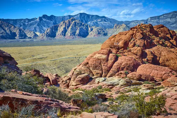 Las Vegas yakınlarındaki Red Rock Kanyonu 'nun görkemli güzelliğini keşfedin. Büyük Merdiven Yolu 'ndaki berrak mavi gökyüzünün altında parlak kumtaşı kayalıkları ve engebeli dağ sıraları hayret verici..