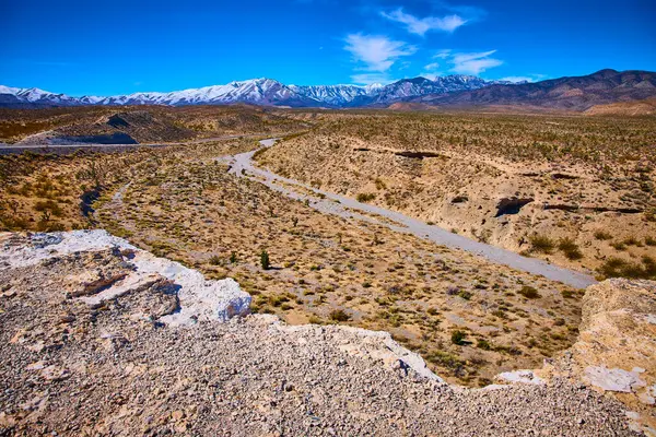 Nevada 'nın uçsuz bucaksız çölünü, açık mavi gökyüzünün altındaki Charleston Dağı' nın karla kaplı tepelerini görerek keşfedin. Doğanın güzelliğini tecrübe et. Yalnızlık ve dayanıklılık..