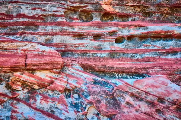 Las Vegas yakınlarındaki Red Rock Kanyonu 'nda canlı tortul katmanlar jeolojik sanat eserleri sergiliyor. Renkli dokular Nevada Çölü 'ndeki zaman ve dünya süreçlerini anlatıyor..