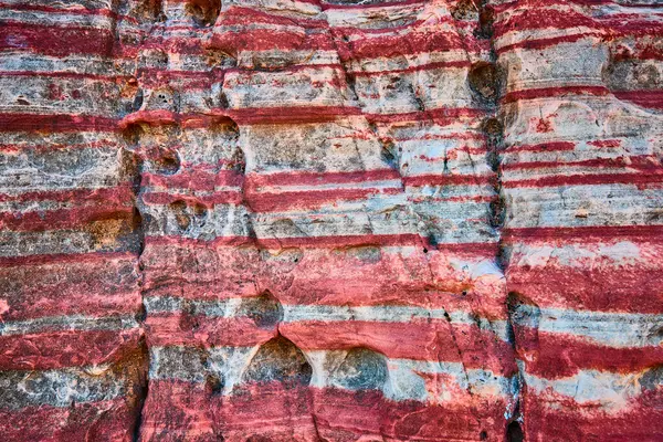 Las Vegas, Nevada 'daki Calicos Red Rock' ın büyüleyici katmanlarını keşfedin. Bu çarpıcı tortul oluşum, doğanın sanatsal özelliklerini canlı kırmızı ve beyaz bantlarla sergiliyor. Jeoloji için mükemmel.