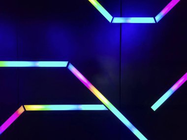 Canlı LED ışık şeritleri bu soyut Las Vegas sahnesinde karanlık bir zemin üzerinde çapraz kesişiyor, modern teknoloji ve yenilikleri dinamik renkler ve geleceksel tasarım ile sergiliyor..