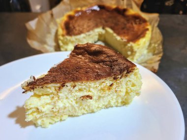 Beyaz bir tabakta yanmış peynirli kek diliminin kremalı hoşgörüsüyle. Sıradan bir Las Vegas mutfağında yakalanan bu zanaatkar tatlı rahatlatıcı, ev yapımı bir cazibe sunuyor. Yemek için mükemmel.