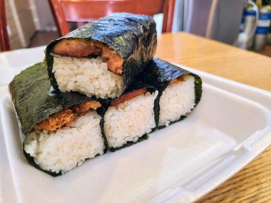 Bu lezzetli spam musubi yığınıyla Las Vegas 'ta Hawaii' nin tadını çıkarın. Lezzetli bir pirinç, lezzetli konserve jambon ve deniz yosunu karışımı. Sıradan bir yemek deneyimi için mükemmel..