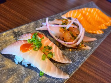 Enfes suşi tabağı Las Vegas 'ta Japon mutfak sanatını sergiliyor. Taze somon balığı, canlı süslemeler ve zarif bir sunum gurme yemek deneyimi yaratır..