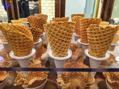 Altın waffle külahları Las Vegas 'ta parlak bir dondurmacıda gururla durur. Kıtır kıtır dokuları ve davetkar tavırları tatlı düşkünler dünyasına ve gündelik yemeklere çekici geliyor..