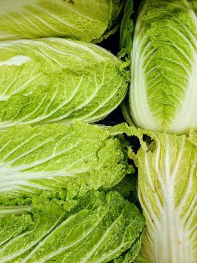 Bu canlı Las Vegas pazarında taze Napa lahanası çiğ taneleriyle parıldıyor. Organik ürünleri, sağlıklı beslenmeyi ve Amerika Birleşik Devletleri 'ndeki çiftlikten sofraya geçişi sergilemek için mükemmel..