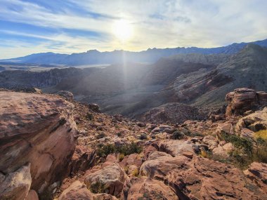 Las Vegas yakınlarındaki Nevadas Çölü 'nün engebeli güzelliğini ve dingin gücünü keşfedin. Kızıl kaya oluşumları altın saat içinde parlıyor, macera arayanlar ve doğa için mükemmel bir nefes kesici sahne sunuyor.